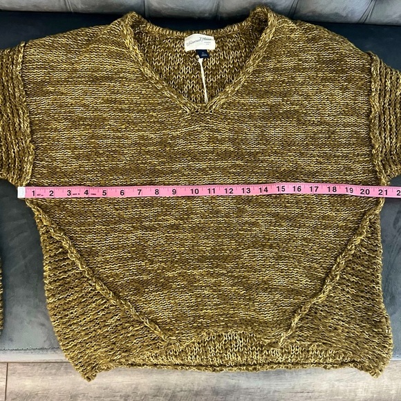 Universal Thread Women’s Olive V-Neck Sweater. - Picture 6 of 7